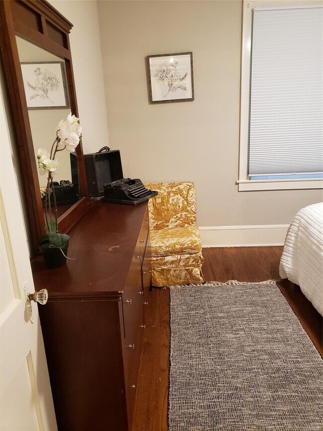 Building Photo - In the heart of Old Cloverdale!