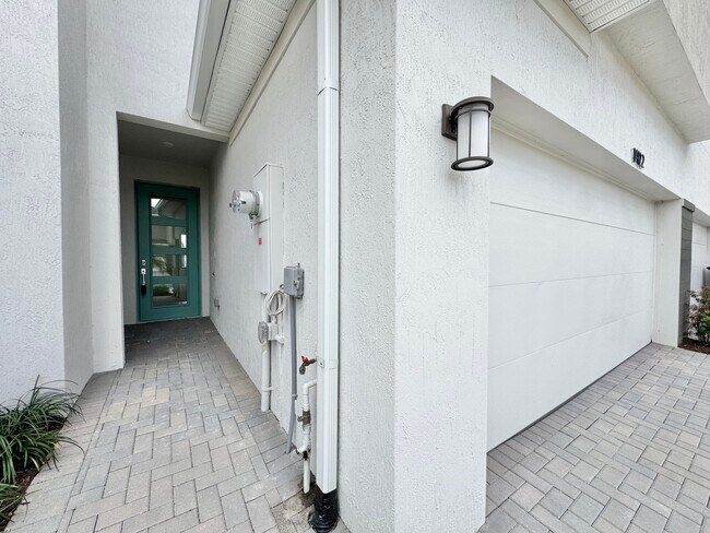 Building Photo - 14122 SW Thorens Dr