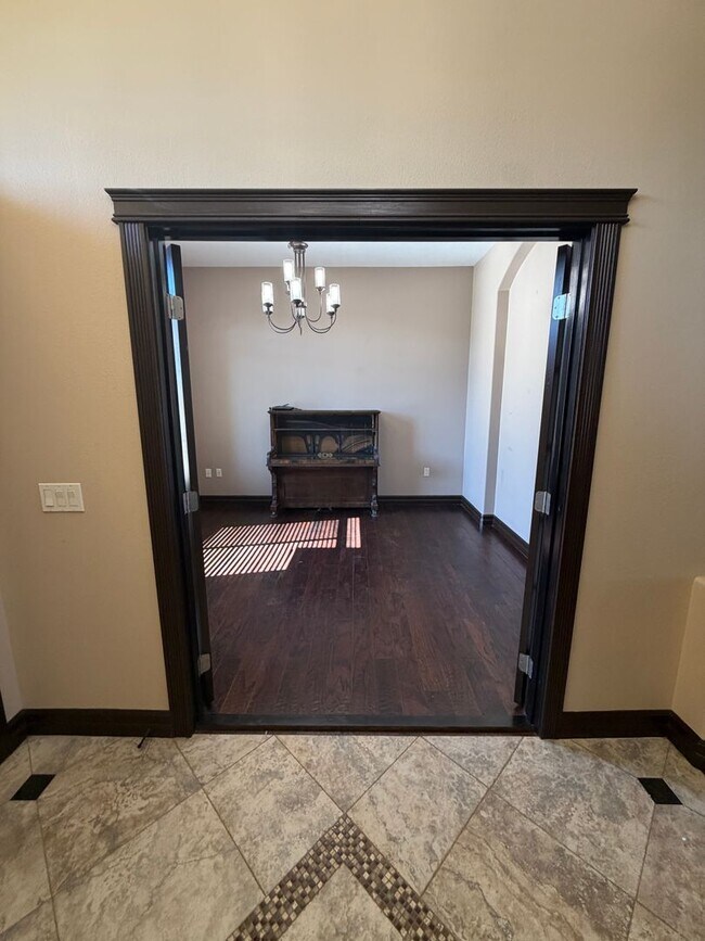 Building Photo - Large Custom Home for Rent in Pelican Point