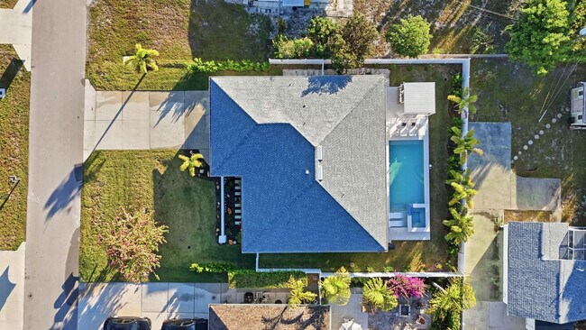 Building Photo - 510 106th Ave N