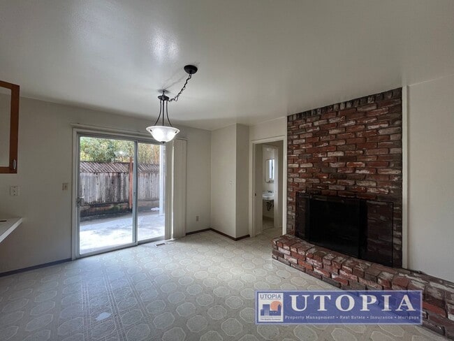 Building Photo - 2 Bed 1 Bath Single Family Home Right Next...