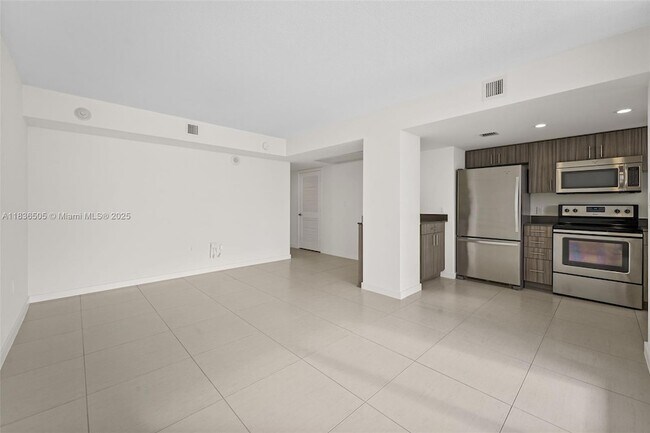 Building Photo - 910 West Ave