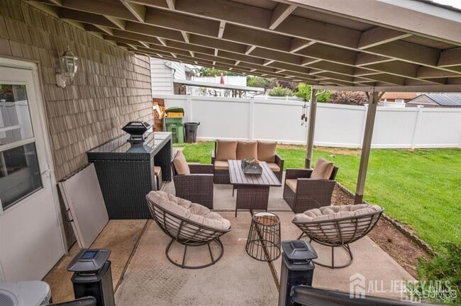 Building Photo - 617 Princeton Rd