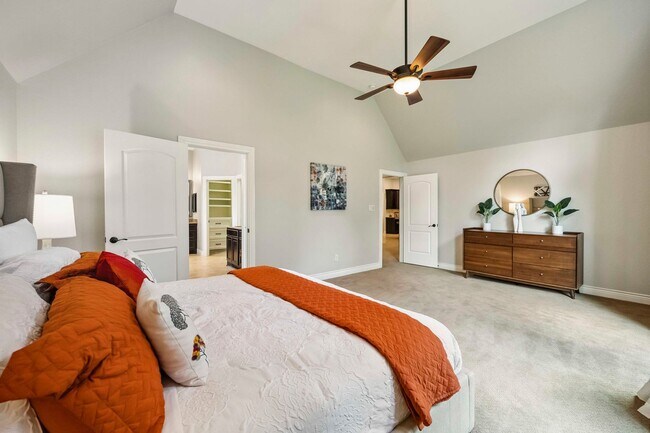 Building Photo - Beautifully maintained 4-beds, 3-bath, 3 c...