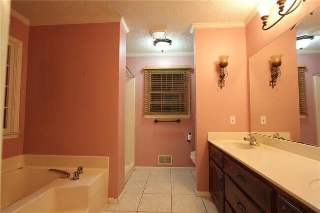 Building Photo - 818 Springlake Rd