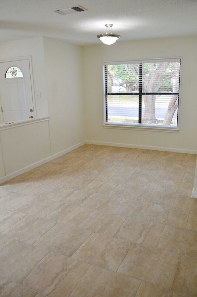 Building Photo - Beautiful 2 bed 2 bath with new flooring a...