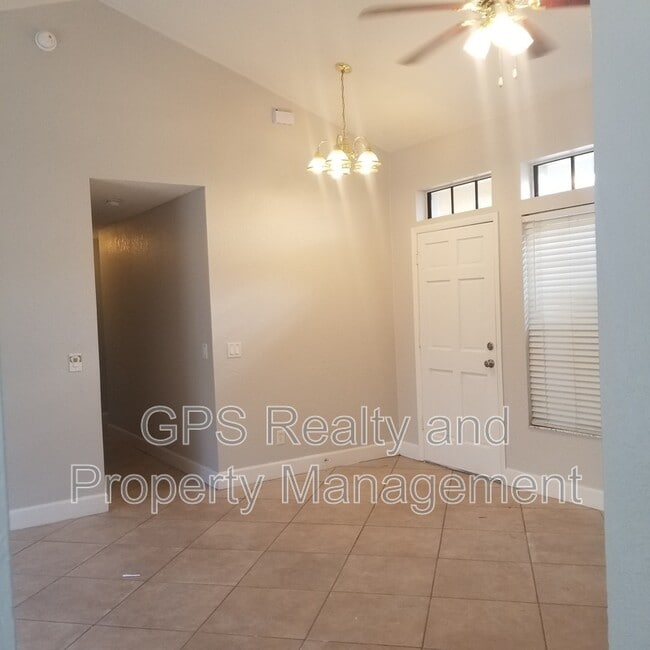 Building Photo - 3359 Hillmont Cir