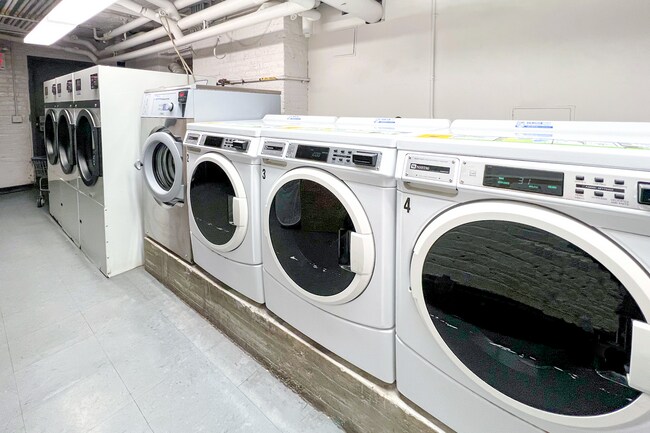 Building Photo - 210-218 W 19th St