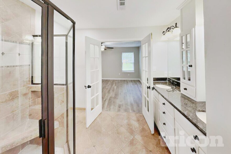 Building Photo - 2701 Riverbend Dr