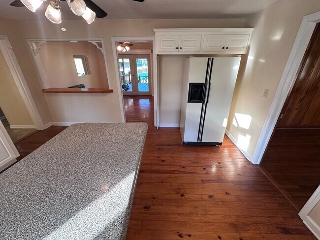 Building Photo - 3 Bedrooms- 2 Bathrooms- House in Armuchee!