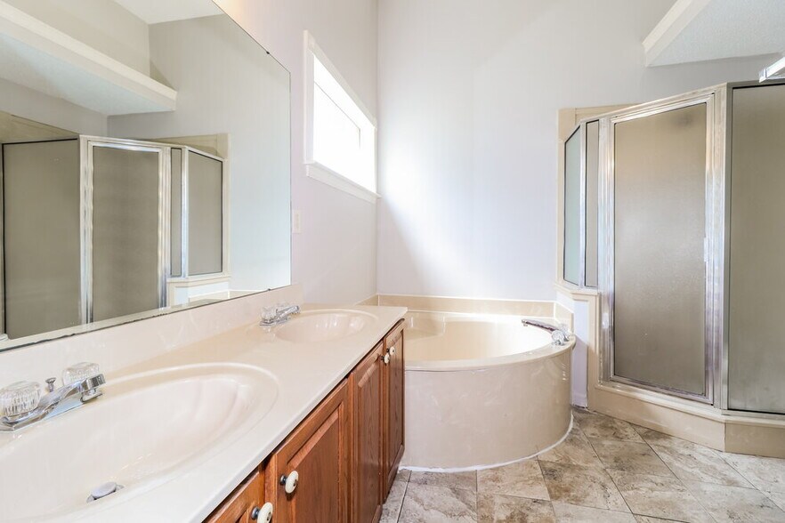 Building Photo - 9703 Java Cove