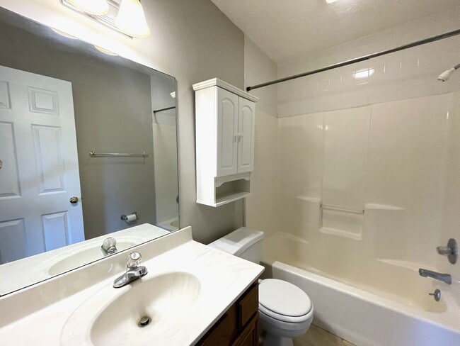 Building Photo - Cute 3 bedroom/2 bath house for rent-West ...