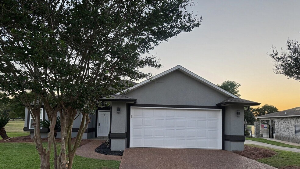 Building Photo - 3201 Kingsmill Dr