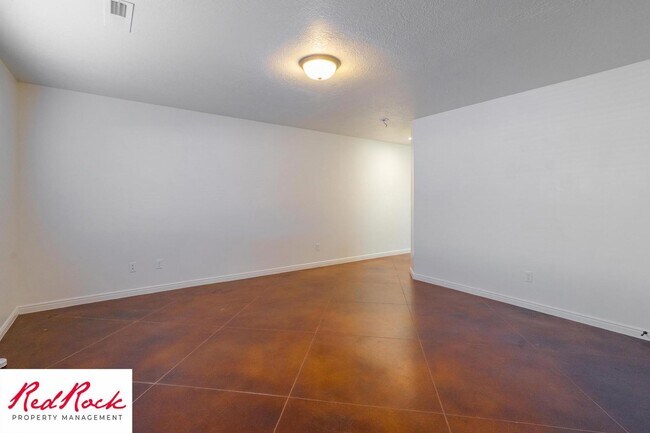 Building Photo - DOG-FRIENDLY 3 Bedroom Townhome with INTERNET INCLUDED!