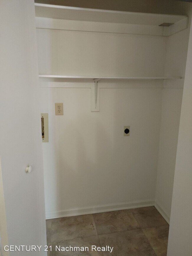 Building Photo - 2 br, 2.5 bath House - 676 Oleander Circle