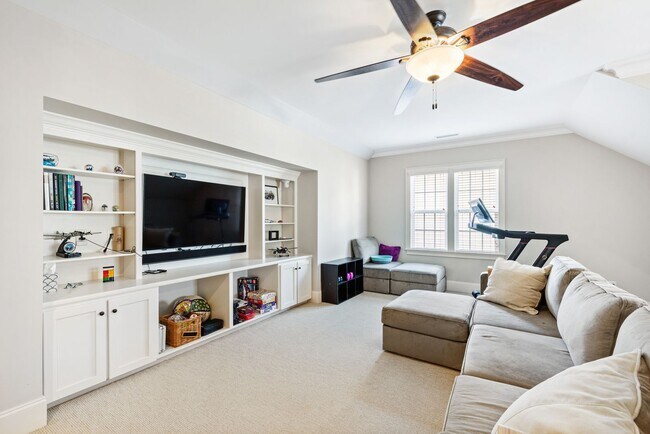 Building Photo - Elegant 5 bedroom home in Bedford!