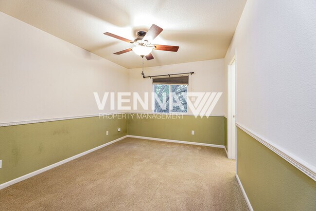 Building Photo - Spacious 4 Bedroom Home in Desirable Neighborhood