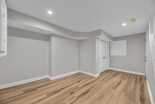 Building Photo - 2042 E Fayette St