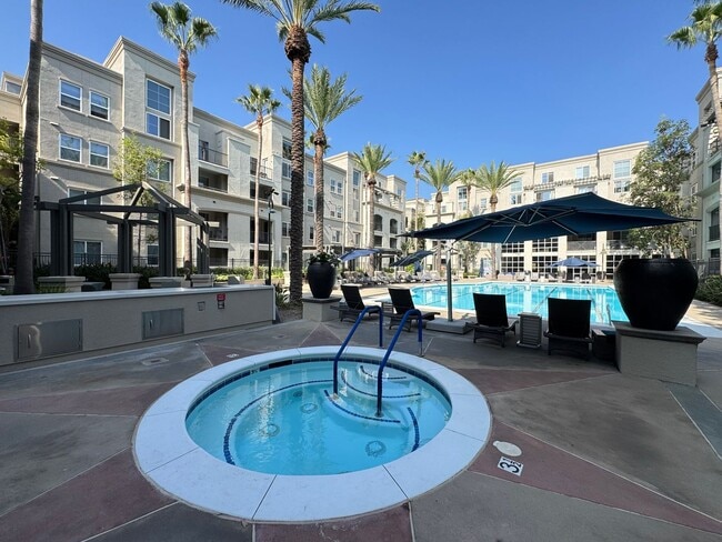 Building Photo - Stunning 1Bd/1Ba Condo in The Heart of Irv...