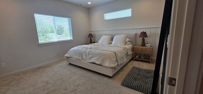 Building Photo - Stunning 3-bedroom + tech room, 2.5-bath home in NW Boise!