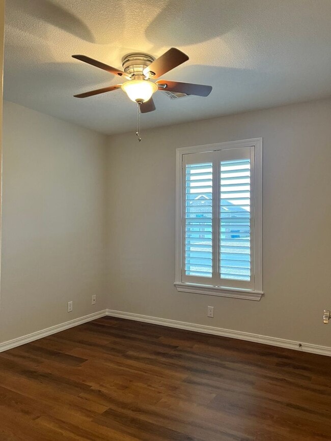 Building Photo - 3 Bedroom 2 Bathroom home