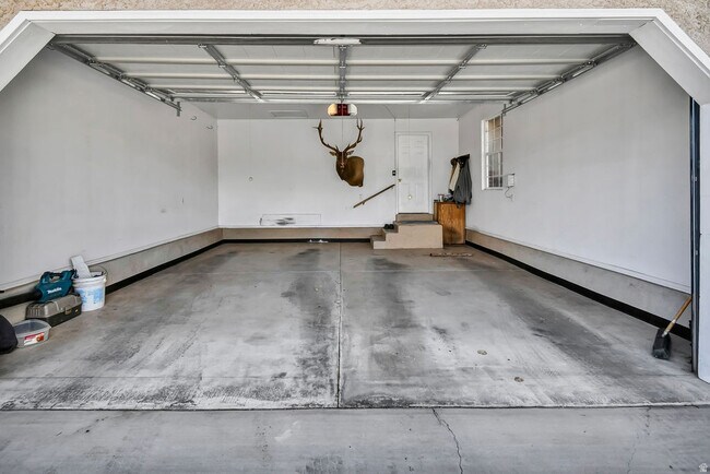 Building Photo - 1100 W 600 S