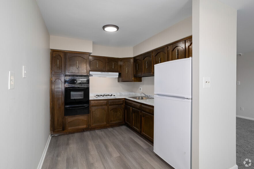 1BR, 1BA - Kitchen - Borbeck Court
