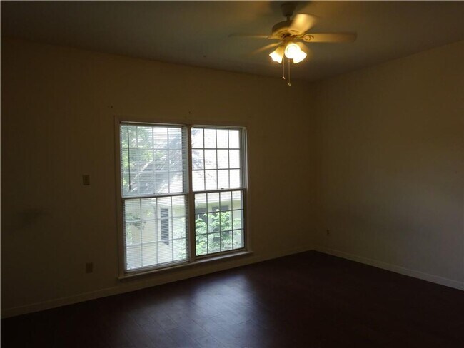 Building Photo - Close to Campus Great Room-Mate Layout