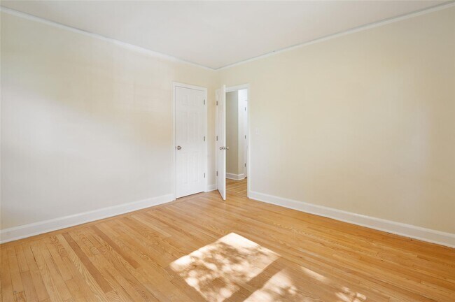 Building Photo - 212 Larchmont Acres
