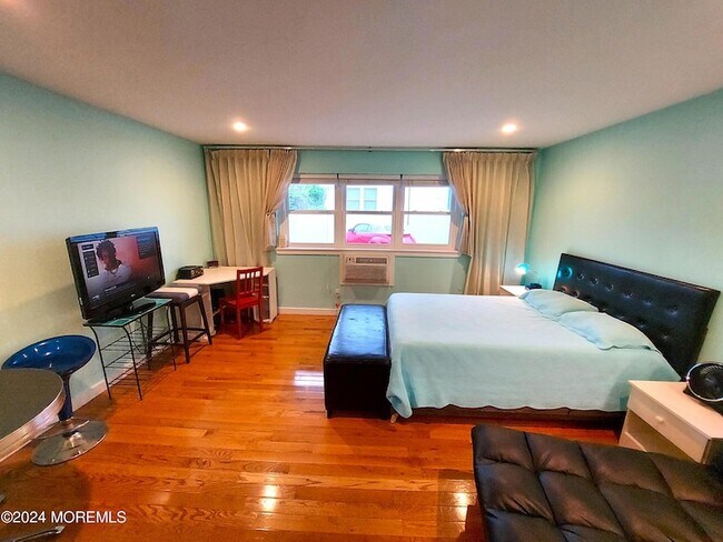 Building Photo - 302 Fifth Avenue Unit 2
