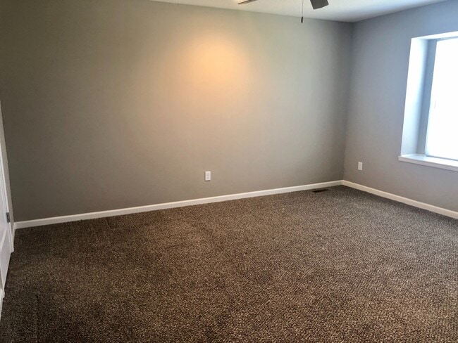 Building Photo - 4 Bed 2 Car Attached Villa in Blue Springs