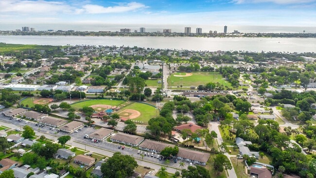 Building Photo - 1 Bed 1 Bath End unit  with Central Air Pet Friendly with Washer Dryer Hook Ups in Unit Section 8...