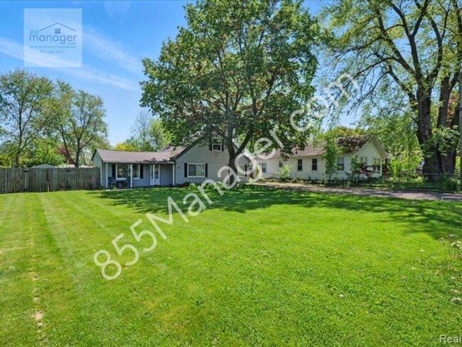 Building Photo - Updated 4-Bedroom with Primary Suite & Fen...