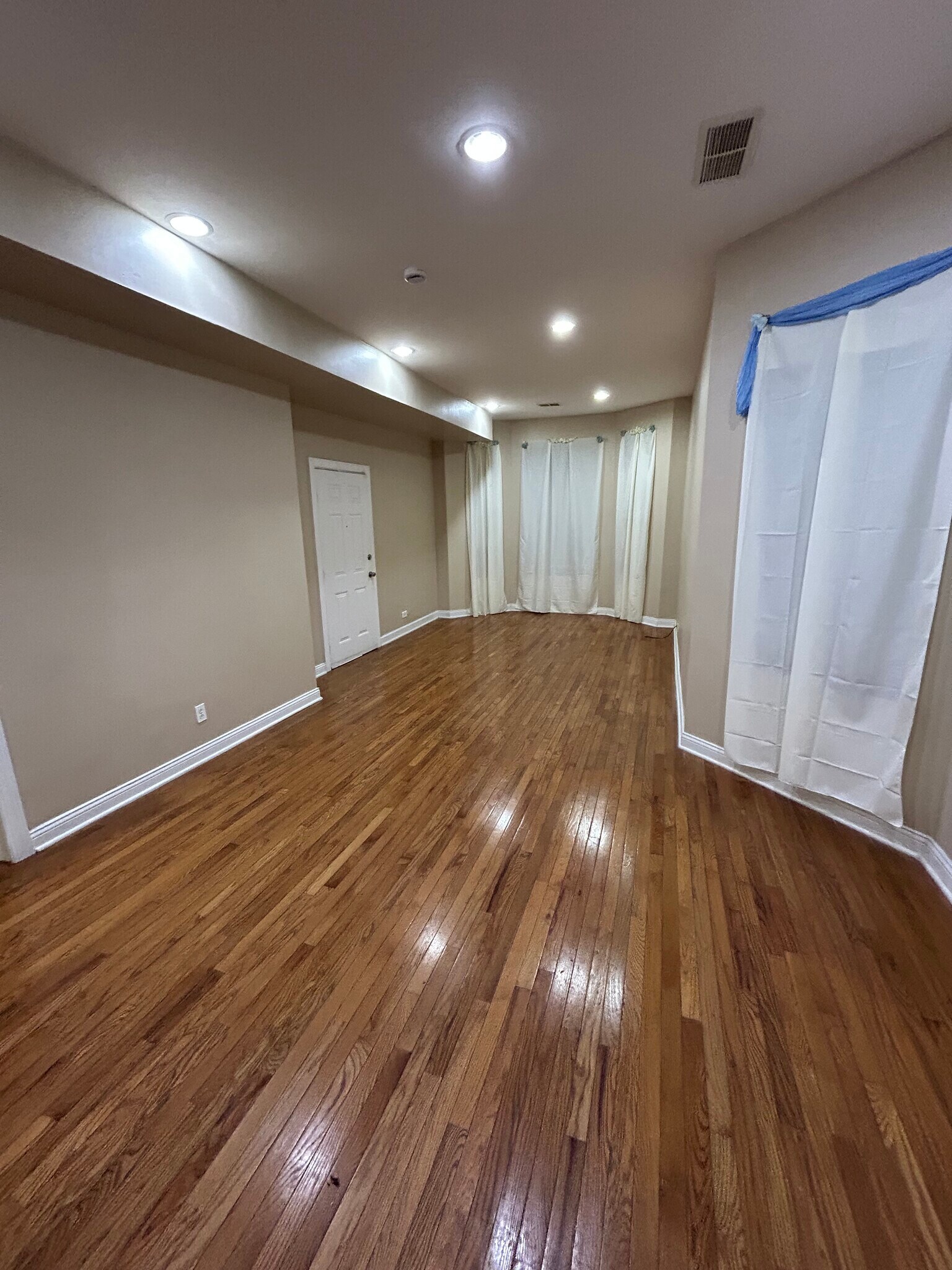 Building Photo - 6630 S Ingleside Ave