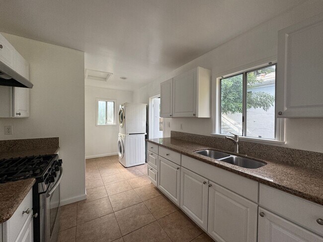 Building Photo - 5179 Huntington Dr N