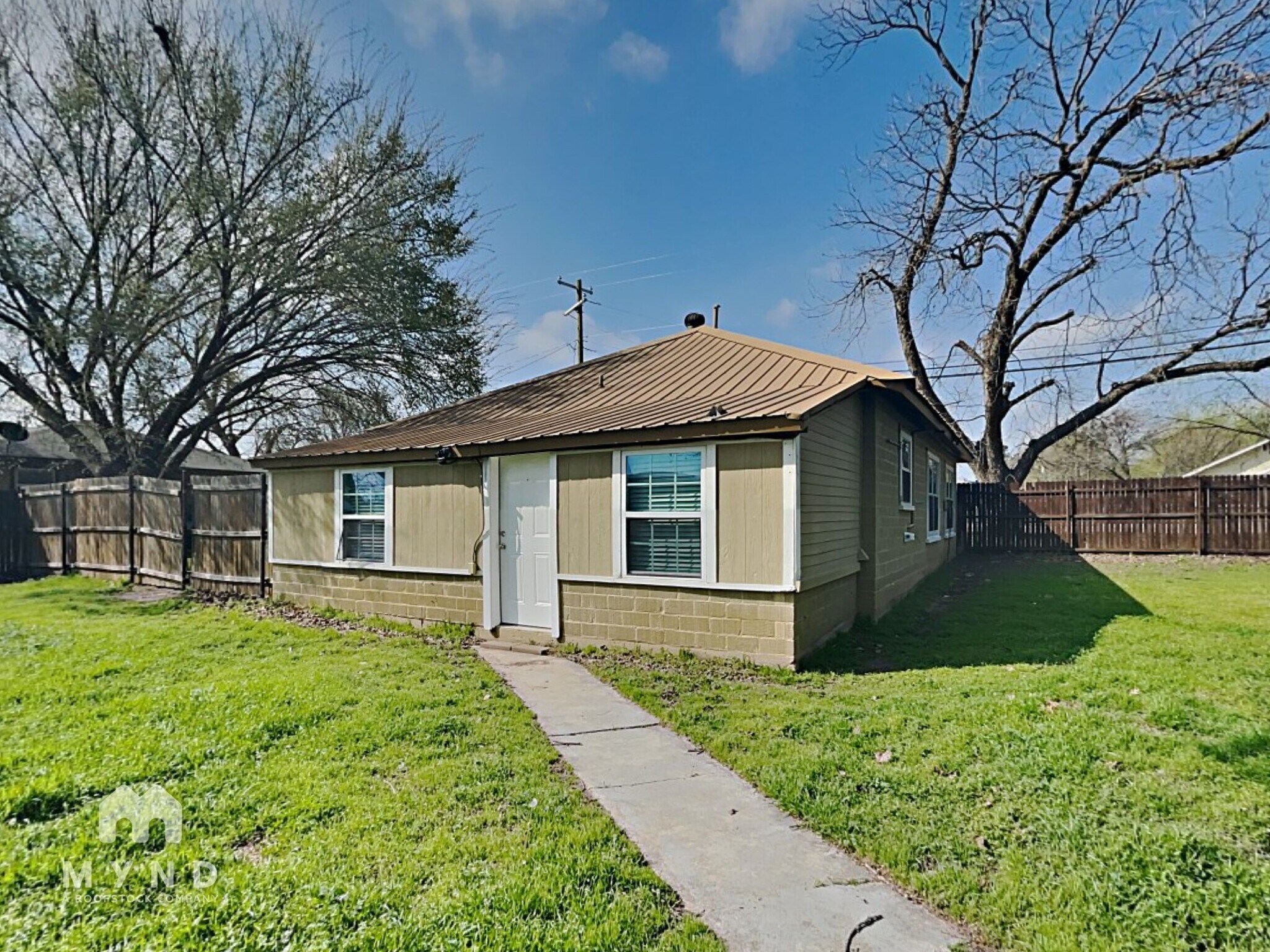 Building Photo - 320 N Main St