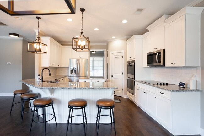 Building Photo - 657 Tree Top Trl