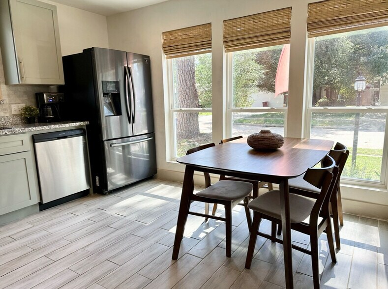 Building Photo - 5006 Deer Point Dr