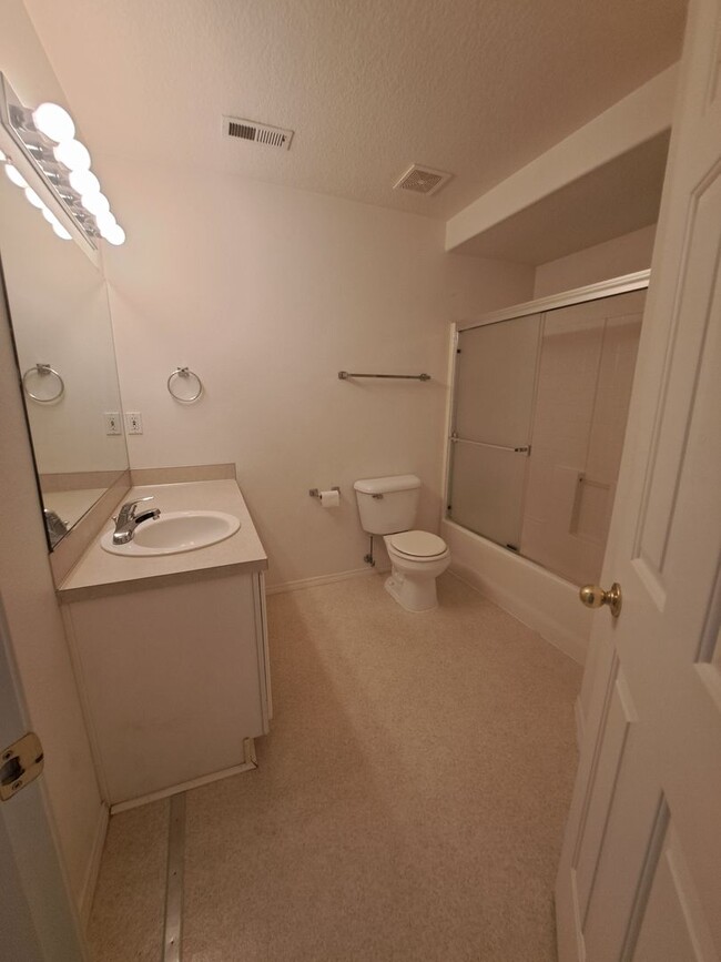 Building Photo - Beautiful Bright 3 bedroom - A/C  - Move i...