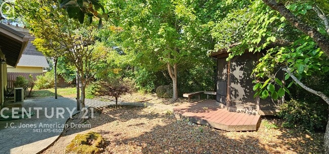 Building Photo - 3 Bed 2 Bath Home w/Attached Garage