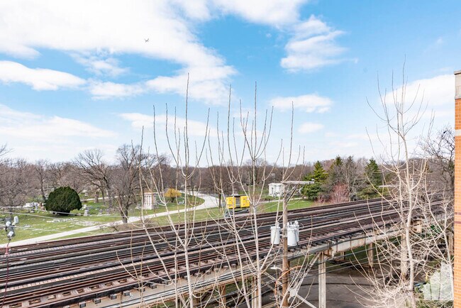 Building Photo - 4150 N Kenmore Ave