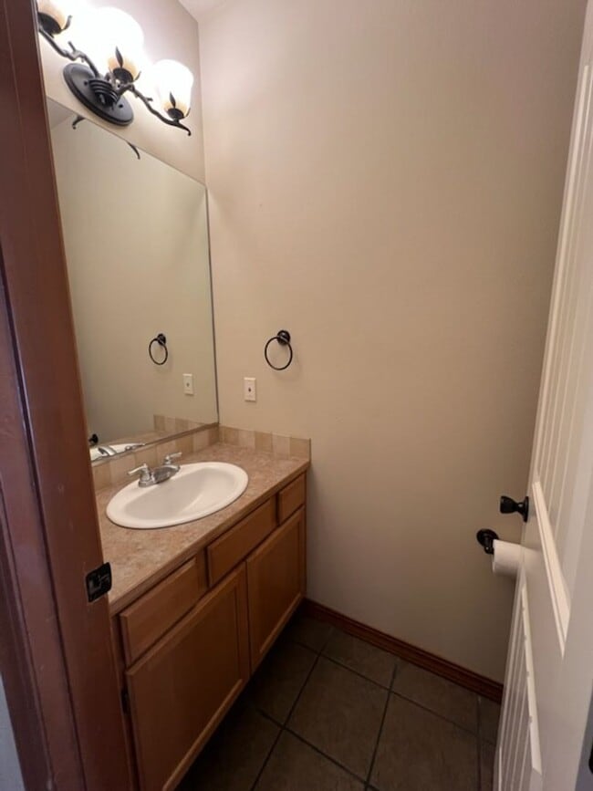 Building Photo - 3 bed/2.5 bath townhome! Double garage, a/...