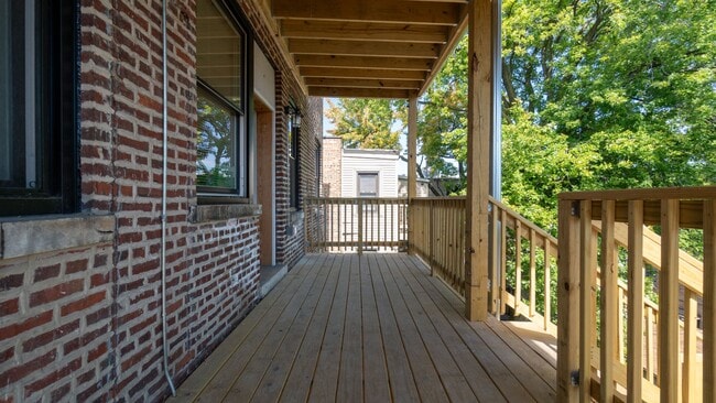 Building Photo - Stunning 3-Bedroom, 2-Bath Gem with In-Unit Washer/Dryer! Discover Uptown Living.