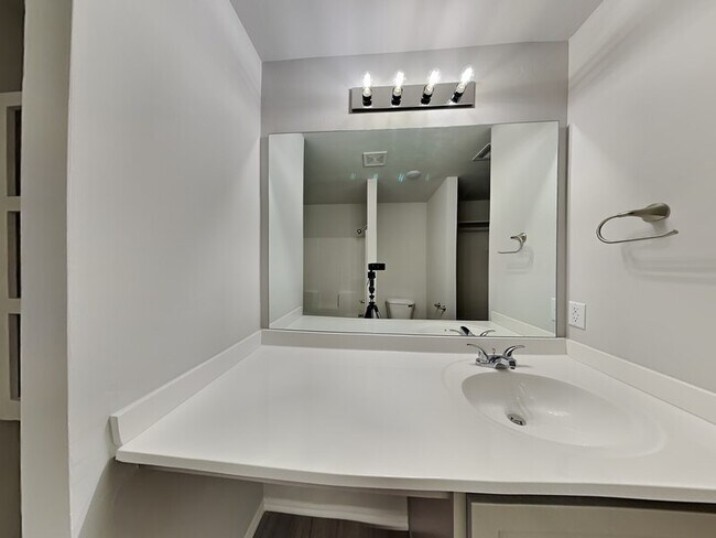 Building Photo - 1029 E Stetson Ln