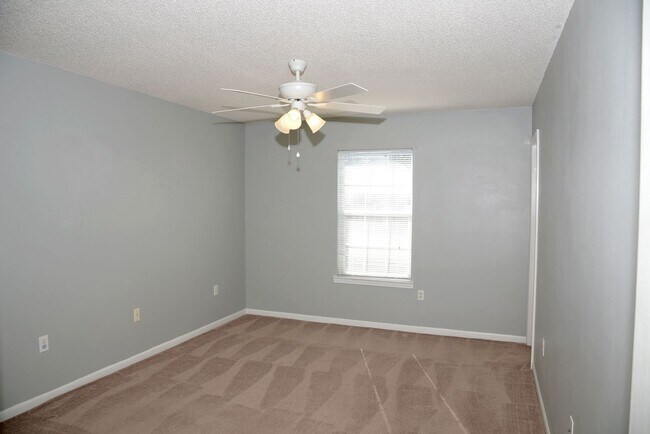 Building Photo - Charming 3 bedroom 2 bath home