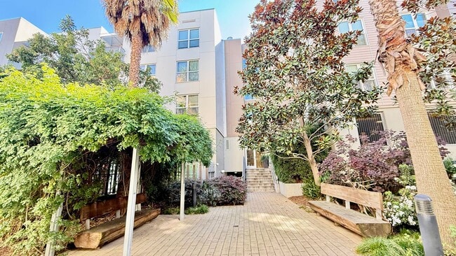 Building Photo - 1BR + Den / 1BA with Private Patio + Parking!