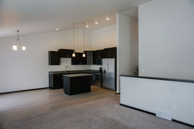 Building Photo - 3 Bed 3 Bath Twin Home