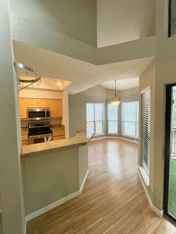 Building Photo - 4711 Spicewood Springs Rd