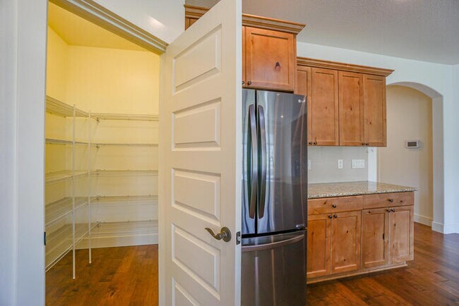 Building Photo - NEWER THREE BEDROOM IN CUL-DE-SAC