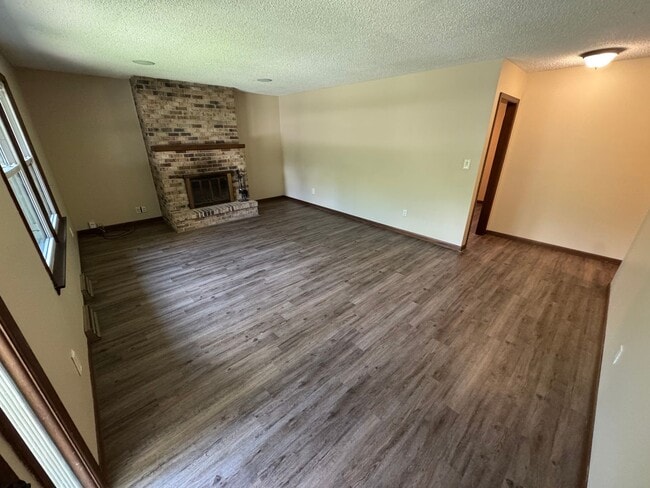 Building Photo - 3 bedroom 2 bath Springfield Home located ...